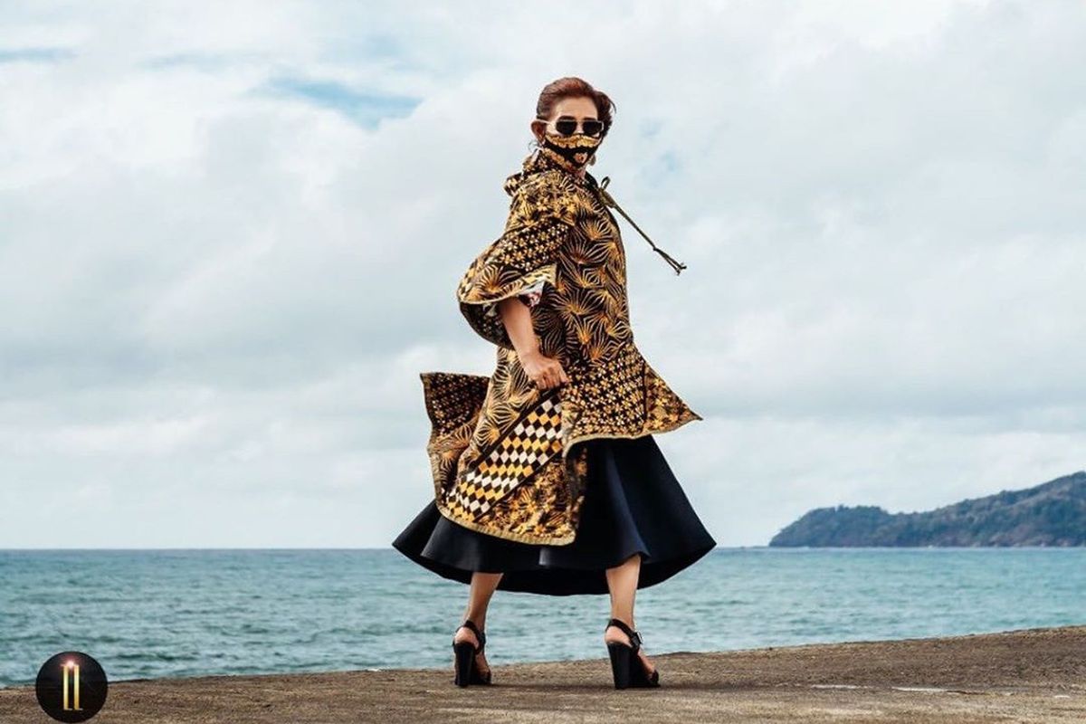 Susi Pudjiastuti saat menjadi model koleksi batik terbaru desainer kondang Anne Avantie.
