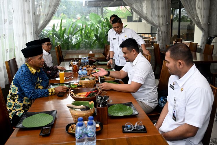 Gubernur Sumatera Utara (Sumut) Muhammad Bobby Afif Nasution didampingi sejumlah organisasi perangkat daerah (OPD) silaturahmi dan makan siang bersama Ketua Pimpinan Wilayah (PW) Muhammadiyah Sumut Hasyimsyah Nasution di Restoran Pondok Indah jalan Hasanuddin, Medan, Rabu (22/10/2025).