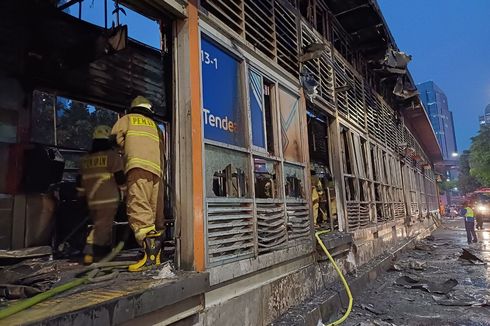 Halte Transjakarta Tendean Terbakar, Saksi: Penumpang Langsung Berhamburan