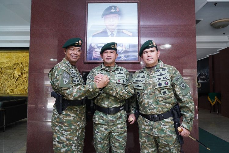 Brigadir Jenderal (Brigjen) Syafrial (kanan) kini resmi menjabat Panglima Divisi Infanteri 2 Komando Strategis Angkatan Darat (Kostrad) menggantikan Mayor Jenderal TNI Dwi Wahyu Winarto.