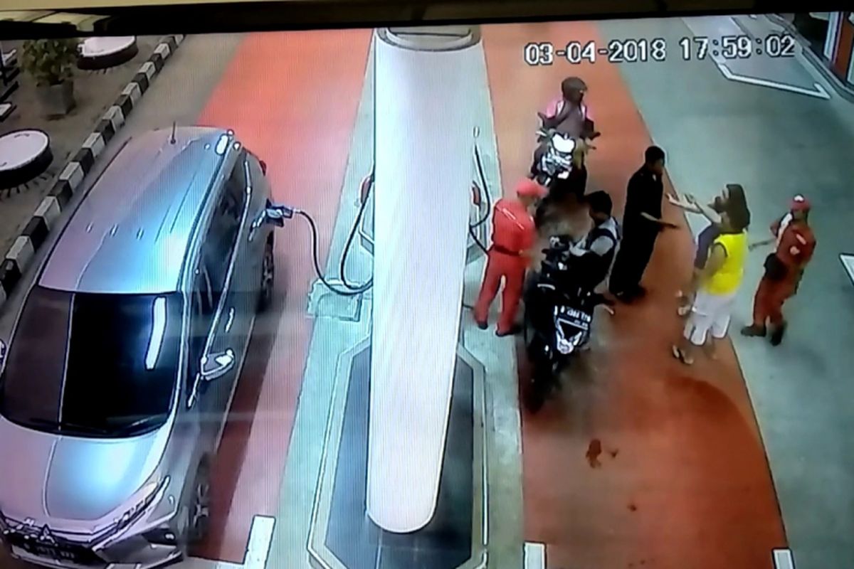 Rekaman CCTV SPBU Tarumajaya memperlihatkan perdebatan petugas keamanan SPBU dengan konsumen yang menampar petugas Selasa (3/4/2018)