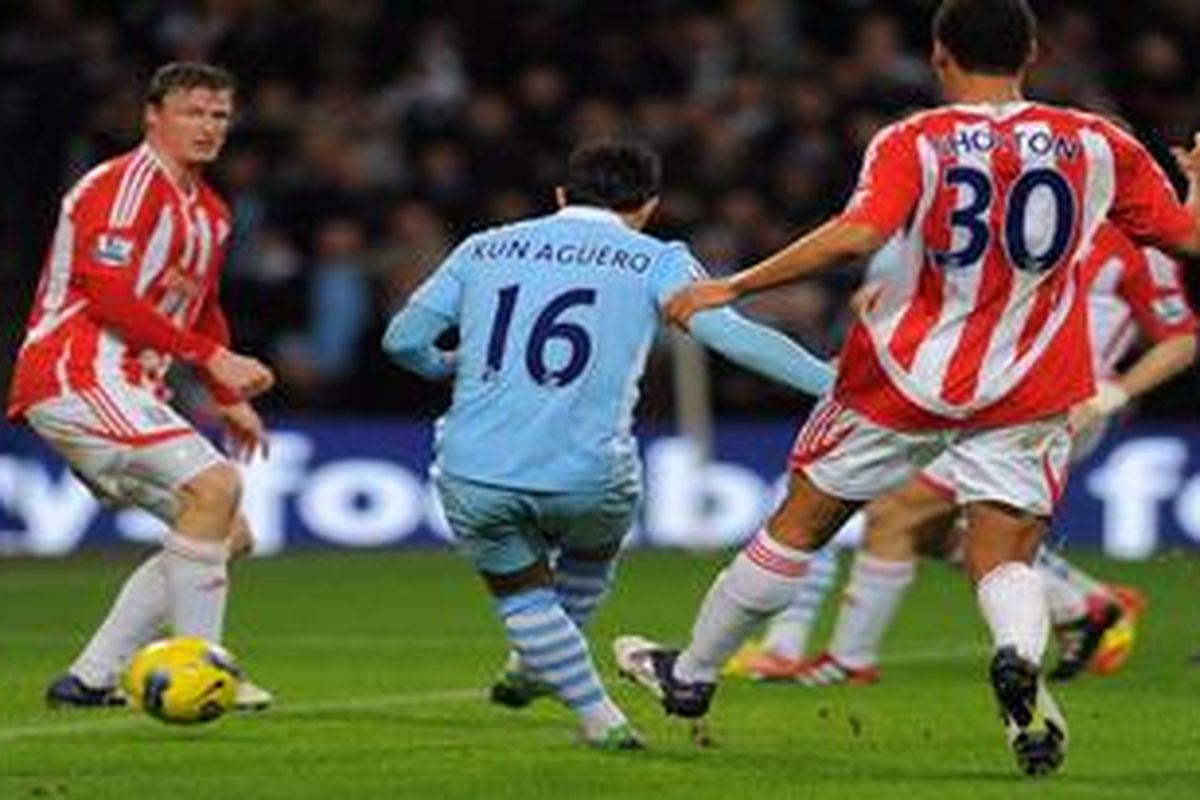 Penyerang Manchester City, Sergio Aguero (no 16) melepaskan tembakan yang berujung gol keduanya (dari dua), pada laga Premier League, di Etihad Stadium, Rabu (21/12/2011).