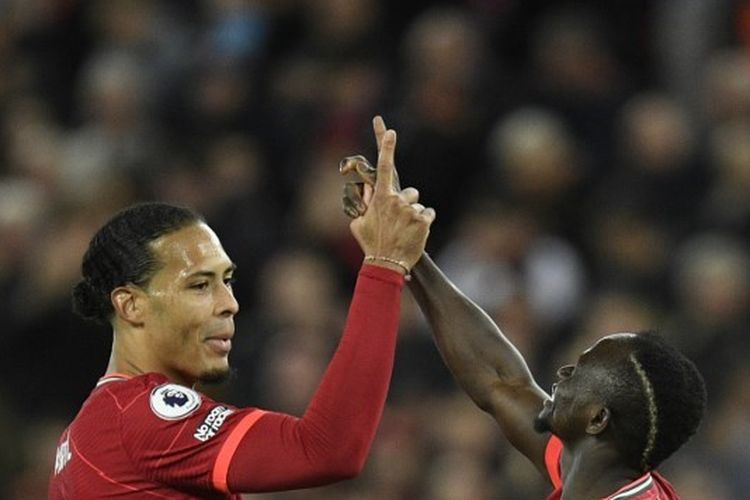 Bek Liverpool, Virgil Van Dijk (kiri), berselebrasi dengan Sadio Mane (kanan) usai Mane mencetak gol dalam laga Liverpool vs Man United di Anfield Stadium, Rabu (20/4/2022).