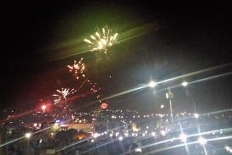 suasana perayaan malam pergantian tahun di kawasan Jembatan Merah Kota AMbon   Jumat Ambon (1/01/2016) dinihari. tampak dari kejauhan sejumlah kapal ikutmenyalakan kembang api keudara
