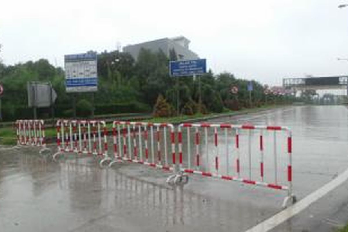 Jalur ke pintu masuk Tol Jatiasih II ditutup, Senin (9/2/2015)