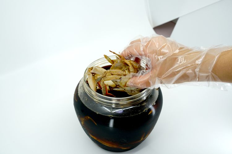 Ilustrasi bumbu utama masakan Korea: ganjang, soy sauce.