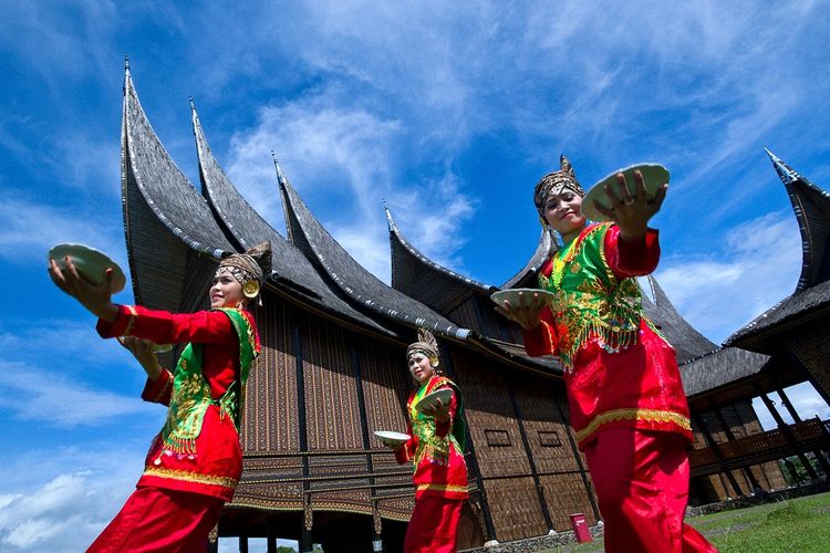 Tari Piring khas Minangkabau, Sumatra Barat DOK. Shutterstock/Lili Aini