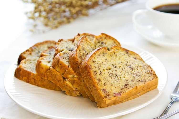Bolu pisang kukus menggunakan pisang kepok, tanpa mikser cukup diaduk.