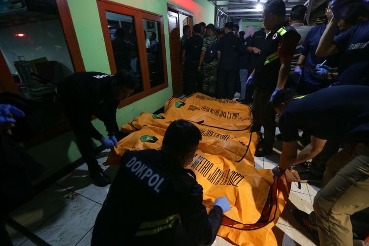 Kantung-kantung berisi jenazah korban kebakaran Depo Pertamina Plumpang dievakuasi di Markas Koramil Koja, Jakarta Utara, Jumat (3/3/2023). Kebakaran ini mengakibatkan 16 orang meninggal dunia dan 50 orang luka-luka.