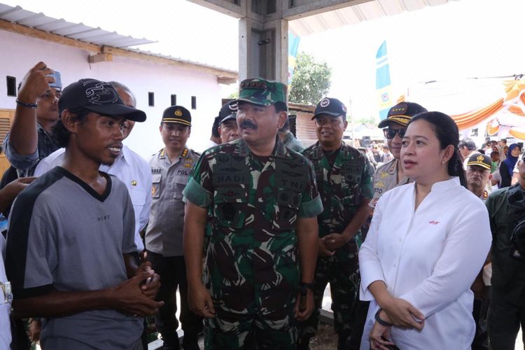 Menko PMK Puan Maharani berdialog dengan korban gempa bumi di Pengepel, Mataram, Nusa Tenggara Barat (NTB), Rabu (17/10/2018). 

 