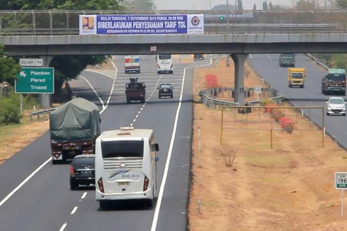 Ilustrasi jalan tol: Jasa Marga Tol Palimanan - Kanci, Cirebon, Jawa Barat, memasang informasi ketentuan penyesuaian tarif, di pintu gerbang Plumbon, Kecamatan Plumbon, Minggu (1/11/2015). Penyesuaian tarif sesuai keputusan KemenPUPR nomor 507,KPTS,M,2015, membuat tarif semula Rp.10.000 menjadi Rp.11.000 untuk sepanjang 28 Kilometer.