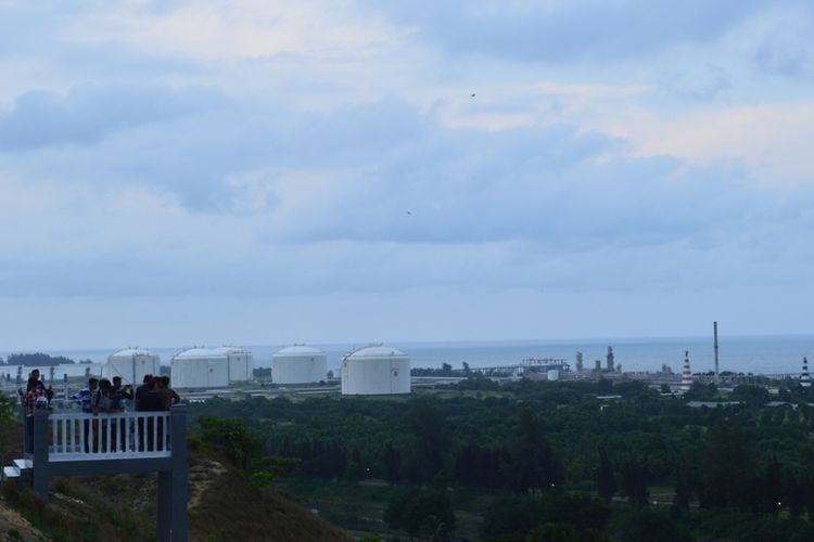 Tangki penampung minyak dan gas milik Perta Arun Gas (sebelumnya PT Arun) terlihat dari ketinggian Taman Ngieng Jioh, Kota Lhokseumawe, Aceh.