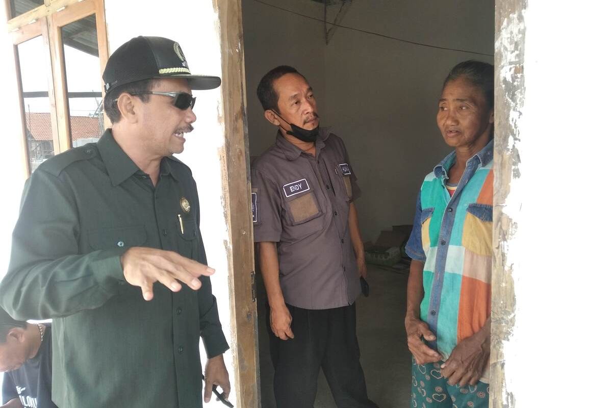 Ketua DPRD Kabupaten Nganjuk Tatit Heru Tjahjono berdialog dengan Paina, warga yang menempati lahan relokasi proyek Bendungan Semantok di Kecamatan Rejoso, dalam sidak yang diadakan kalangan legislatif, Senin (5/9/2022)