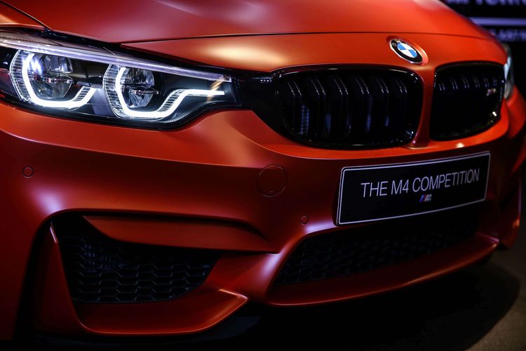 Mobil BMW M4 Competition terlihat saat diluncurkan di Jakarta, Selasa (12/11/2019). M4 Competition hanya 2 unit di Indonesia dengan warna Frozen Red dan Frozen black, dibuka dengan harga Rp 2,349 milyar Off-the road.