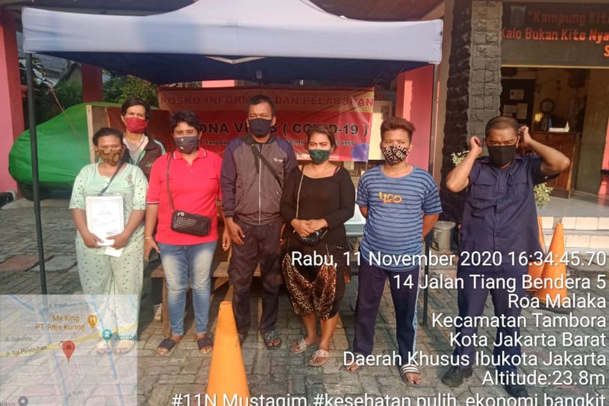 Orang Tua dari RM (9) dan N (5) datang ke Kantor Kelurahan Roa Malaka, pada Rabu (11/11/2020) untuk menjemput anaknya. RM dan N ditemukan oleh Petugas PPSU Roa Malaka di bawah Jembatan Pasar Pagi, Tambora bersama dengan satu orang anak lainnya, RR (10).