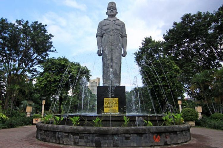 Monumen Gubernur Suryo di Jalan Gubernur Suryo, Embong Kaliasin, Kec. Genteng, Kota SBY, Jawa Timur 60271.