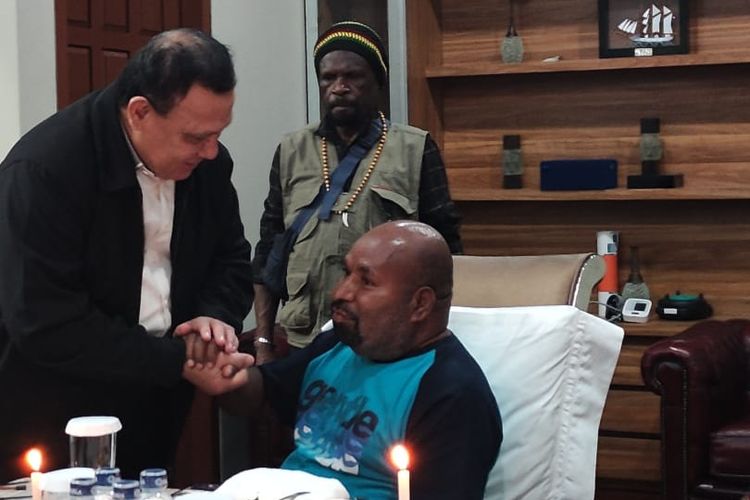 Ketua KPK Firly Bahuri menyalami Gubernur Papua Lukas Enembe ketika hendak diperiksa di kediaman pribadi Lukas di Koya Tengah, Distrik Muara Tami, Kota Jayapura, Papua, Kamis (3/11/2022)