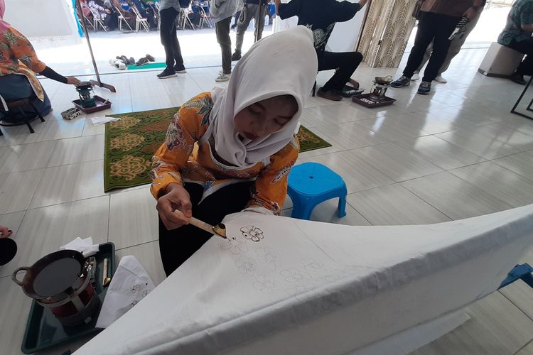 Siswa SMPLB Krida Mulia, Kecamatan Rongkop, Kabupaten Gunungkidul, Venti Octaviani Sedang Membatik Rabu (2/10/2019)