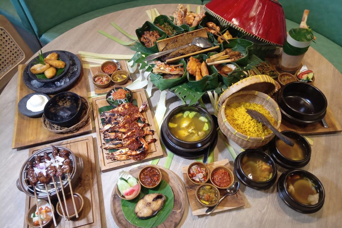 Dokumentasi sajian Megibung di restoran Bali Timbungan Sarinah.