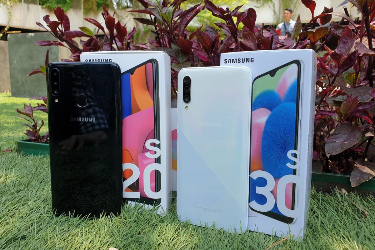 Desain punggung Galaxy A20s dan Galaxy A30s bersama kotak kemasan.