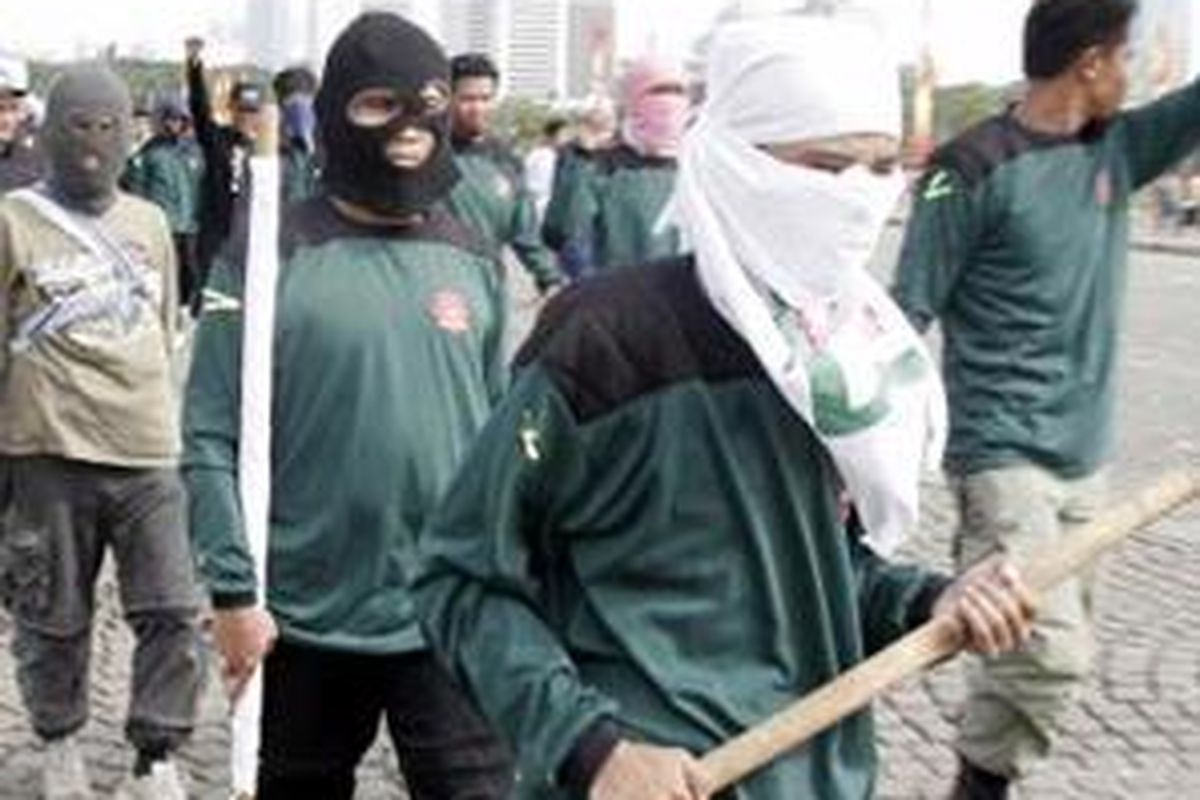 Massa dari berbagai organisasi masyarakat berkonvoi usai terlibat bentrok dengan massa dari Aliansi Kebangsaan untuk kebebasan Beragama dan Berkeyakinan (AKK-BB) di Halaman Parkir Monumen Nasional, Jakarta, Minggu (1/6). Bentrokan dipicu karena AKK-BB mereka nilai mendukung Ahmadiyah. Sebanyak 12 orang terluka dalam peristiwa ini. 