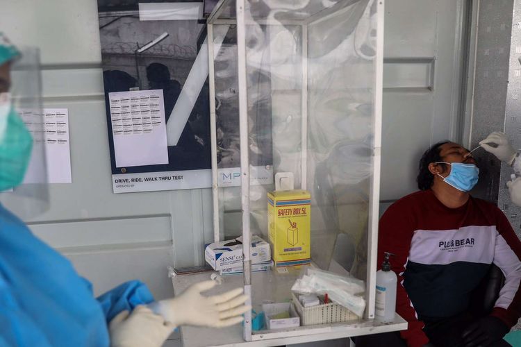 Tenaga kesehatan menggunakan alat pelindung diri (APD) mengambil sampel dengan metode swab test di GSI Lab (Genomik Solidaritas Indonesia Laboratorium), Cilandak, Jakarta Selatan, Rabu (30/9/2020). Untuk memutus rantai penularan Covid-19, Genomik Solidaritas Indonesia (GSI Lab) membuka laboratorium tes PCR berstandar Biosafety Level (BSL) 2+.