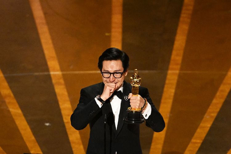 US-Vietnamese actor Ke Huy Quan accepts the Oscar for Best Actor in a Supporting Role for Everything Everywhere All at Once onstage during the 95th Annual Academy Awards at the Dolby Theatre in Hollywood, California on March 12, 2023. (Photo by Patrick T. Fallon / AFP) (Photo by PATRICK T. FALLON/AFP via Getty Images)