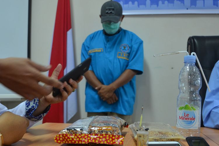 Pelaku terduga pengedar narkotika golongan I jenis sabu yang diamankan petugas BNN Provinsi Maluku Utara, Selasa (28/2/2017).