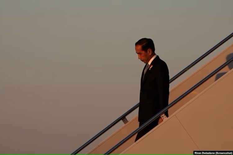 Presiden Joko Widodo tiba di pangkalan udara Joint Base Andrews, di Maryland, Washington, untuk memulai lawatan di Amerika Serikat, Minggu, 12 November 2023.