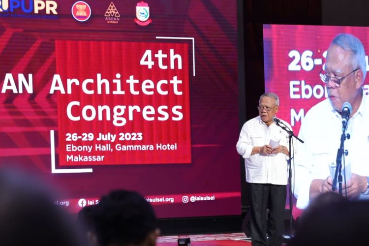 Menteri Pekerjaan Umum dan Perumahan Rakyat (PUPR) Republik Indonesia (RI), Basuki Hadimuljono menghadiri Asean Architect Congress (AAC) atau Kongres Arsitek Asean ke-4, di Makassar, Sulawesi Selatan, Kamis (27/07/2023).