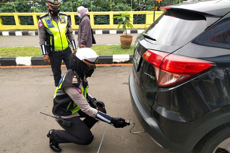 Uji emisi kendaraan di Perumahan Pesona Khayangan Depok, Sukmajaya pada Selasa (16/11/2021).