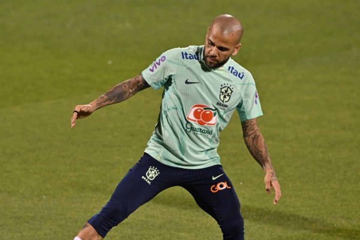 Bek timnas Brasil menjalani latihan menjelang laga Piala Dunia 2022 di Al Arabi SC Stadium, Doha, 6 Desember 2022. Terkini, Dani Alves sedang ditahan karena kasus pelecehan seksual.