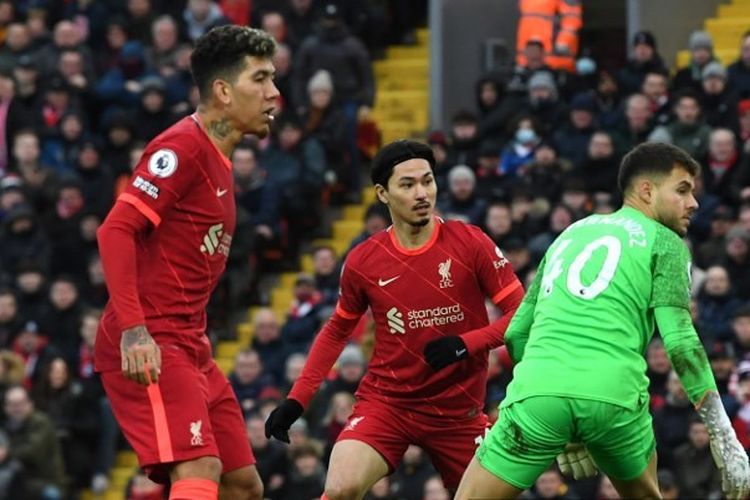 Takumi Minamino (tengah) saat mencetak gol dalam pertandingan Liverpool vs Brentford di Stadion Anfield, Minggu (16/1/2022). 