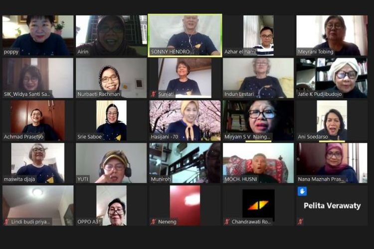 Poppy Setiawan (kiri atas) sering melakukan Zoom meeting untuk webinar maupun pekerjaannya.