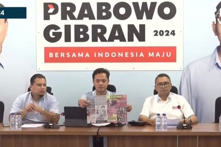 Wakil Ketua TKN Prabowo-Gibran, Habiburokhman menunjukkan bentuk fisik koran 'Achtung' yang isinya menyebut Prabowo sebagai penculik aktivis '98.