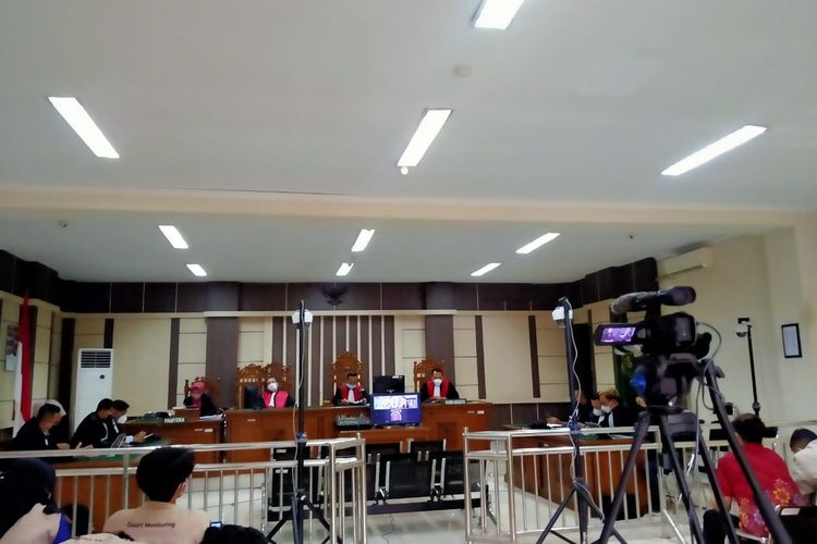 Bupati Banjarnegara nonaktif Budhi Sarwono divonis hukuman 8 tahun penjara. Kamis (9/6/2022)