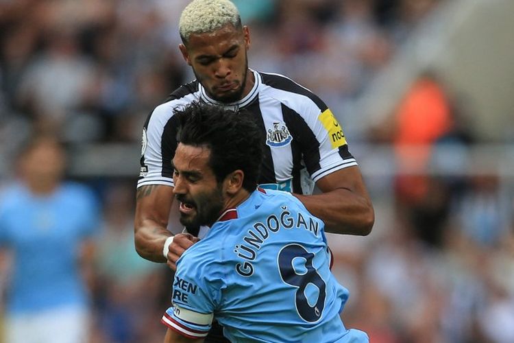 Pemain Newcastle United, Joelinton, menabrak gelandang Man City, Ilkay Guendogan, dalam lanjutan laga Liga Inggris di Stadion St James' Park, Minggu (21/8/2022).