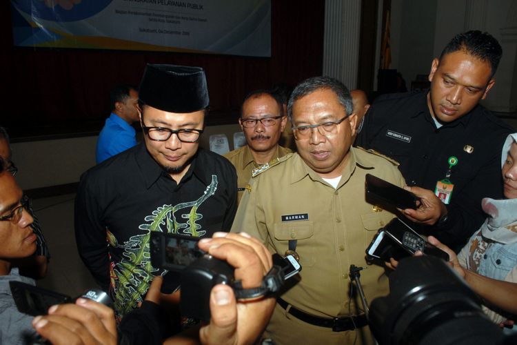 Bupati Sukabumi Marwan Hamami (kanan) didampingi Wali Kota Sukabumi Achmad Fahmi (kiri) saat memberikan keterangan kepada para wartawan di Gedung Juang, Kota Sukabumi, Jawa Barat, Selasa (4/12/2018).