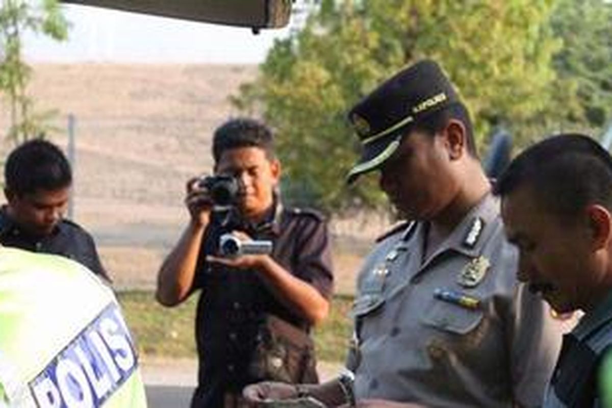 Kapolres AKBP Gatot Soegeng Soesanto turut memeriksa dokumen kendaraan dalam razia di depan PLTU Paiton.