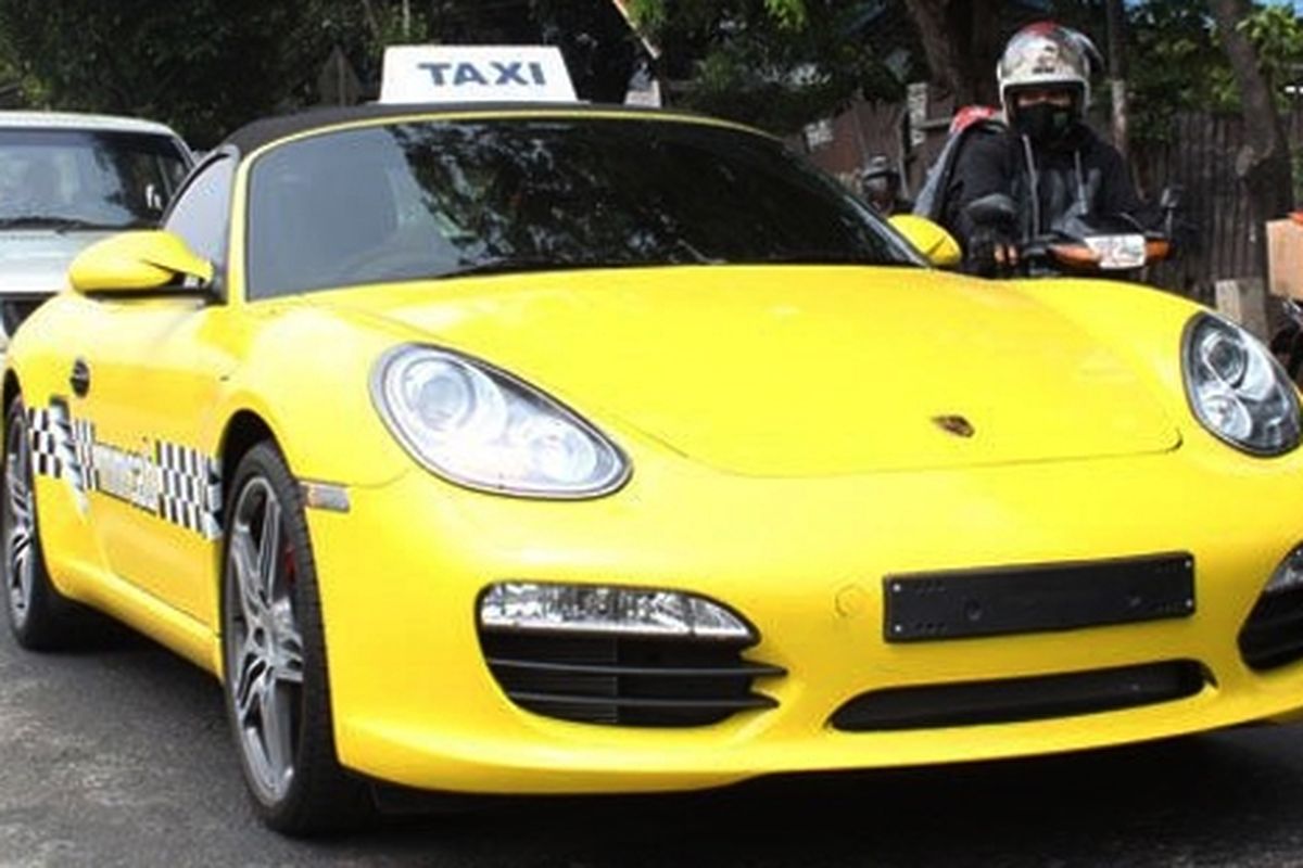 Porsche Boxster S tanpa nomor polisi bebas berkeliaran di jalan raya Jakarta