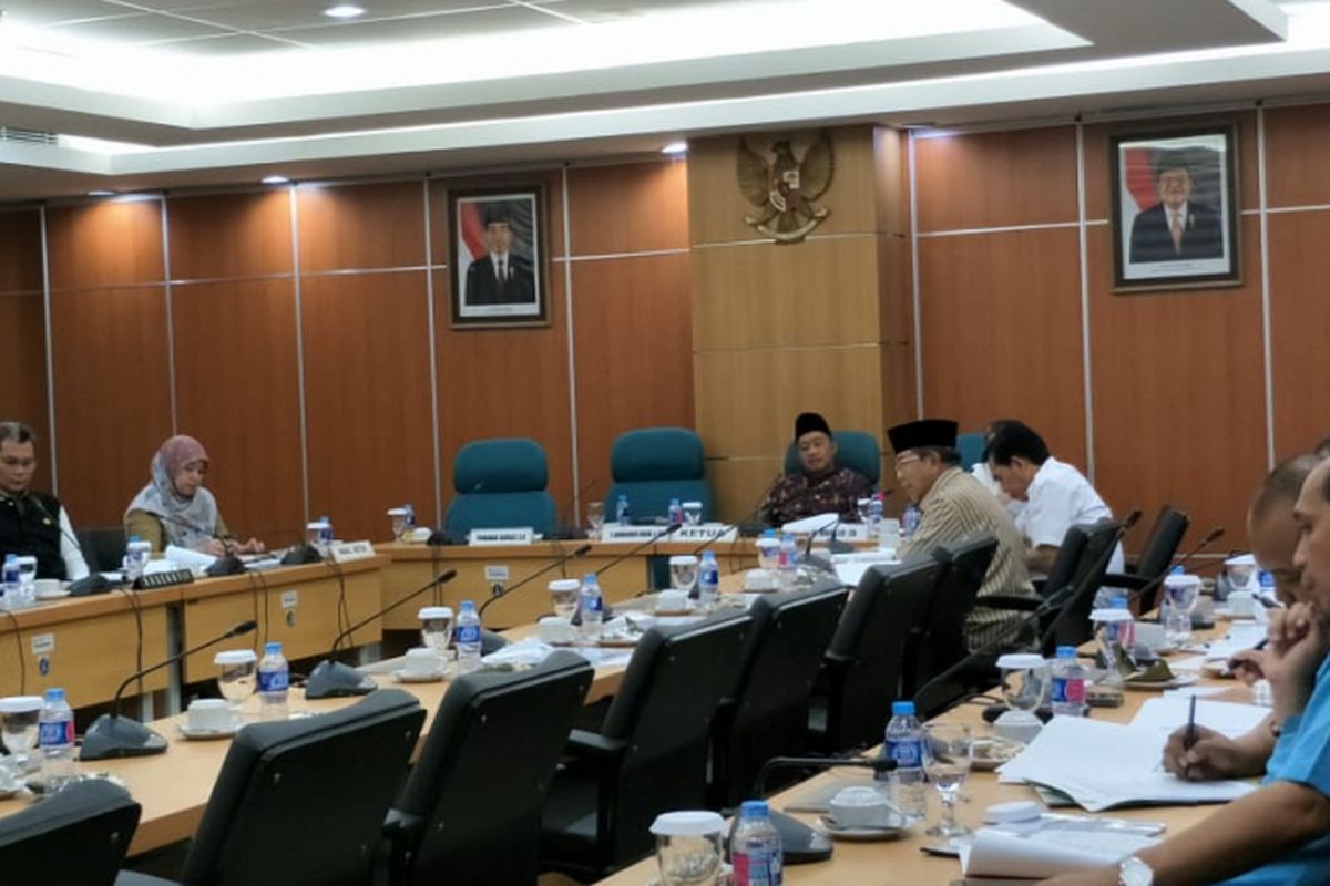 Rapat Komisi B DPRD DKI bersama satuan kerja perangkat daerah (SKPD) Pemprov DKI Jakarta di Gedung DPRD DKI, Jalan Kebon Sirih, Jakarta Pusat, Senin (15/10/2018).