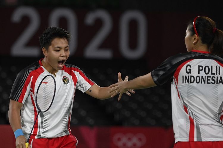 Reaksi pebulu tangkis Indonesia Apriyani Rahayu (kiri) dan rekannya Greysia Polii pada final ganda putri melawan Jia Yifan dan Chen Qingchen dari China pada Olimpiade Tokyo 2020 di Musashino Forest Sports Plaza di Tokyo pada 2 Agustus 2021.