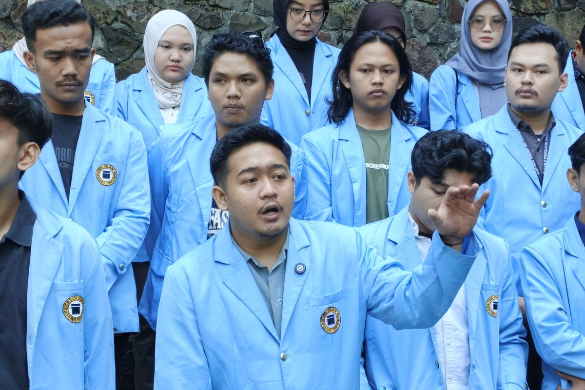 Presiden Mahasiswa Universitas Islam Bandung (Unisba), Kamal Rahmatullah saat konferensi pers menjelaskan kronologis peristiwa pembubaran dan sweeping di area kampus Jalan Tamansari, Kota Bandung semalam, Selasa (2/9/2025).