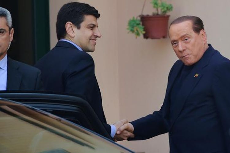 Mantan PM Italia Silvio Berlusconi, Jumat (9/5/2014) tiba di rumah jompo Sacra Familia di Cessano Boscone untuk memulai kerja sosial sebagai hukuman penipuan pajak yang dilakukannya. Di panti yang merawat para penderita Alzheimer yang terletak di luar kota Milan ini, Berlusconi akan bekerja sepekan sekali.