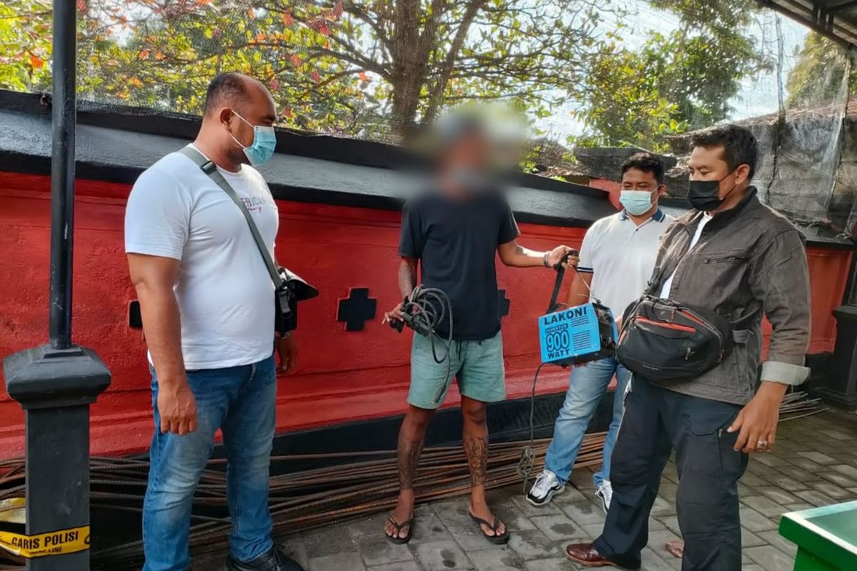 Polisi mengamankan pelaku pencurian material bahan bangunan di Kelurahan Sukasada, Kecamatan Sukasada, Kabupaten Buleleng, Provinsi Bali.
