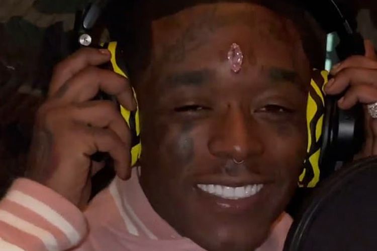 Rapper Lil Uzi Vert menindik dahinya dengan berlian merah muda senilai Rp 336,6 miliar, yang lebih mahal dari mobil dan rumahnya. [Instagram Via Daily Mail]