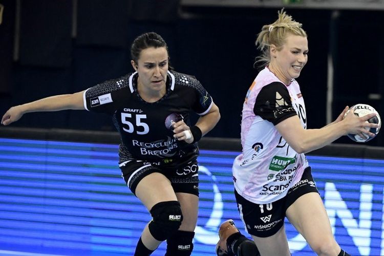 Vilde Jonassen (kanan) dari Vipers Kristiansand dan Pauline Coatanea (kiri) dari Brest Bretagne bersaing selama pertandingan final final handball Final Empat Final Liga Champions Wanita EHF antara Brest Bretagne Handball (FRA) dan Vipers Kristiansand (NOR) di Papp Laszlo Arena di Budapest pada 30 Mei 2021. (Photo by Attila KISBENEDEK / AFP)