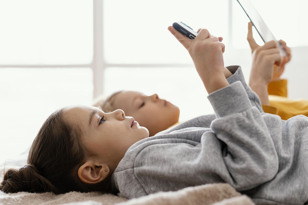 Beberapa studi menunjukkan bahwa penggunaan media sosial mendorong eksploitasi pada anak-anak. Itu dapat menyebabkan pelecehan online dan depresi.