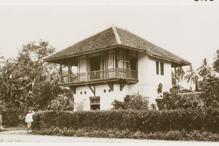 Foto Kantor Pos, Telegraf, dan Telepon Pembantu di Tanggul, Jember, Jawa Timur diambil tahun 1930