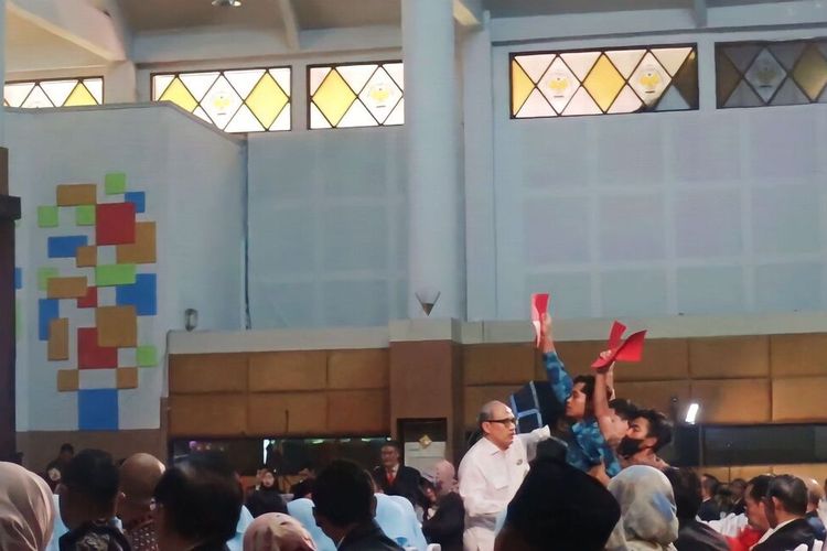 Mahasiswa Unnes beri kartu merah kepada Menteri ESDM Arifin Tasrif setelah dapat Anugerah Konservasi dari Kampus Unnes